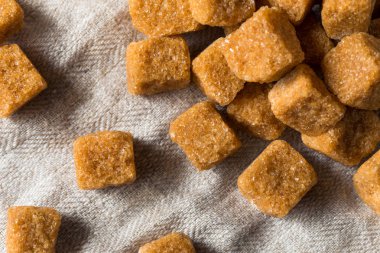 Ham organik kahverengi şeker küpleri hazır kullanım için