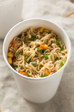 Anlık Ramen erişte sığır eti lezzet ile bir fincan