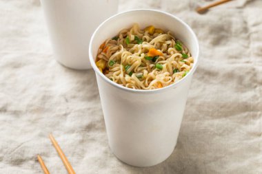 Anlık Ramen erişte sığır eti lezzet ile bir fincan