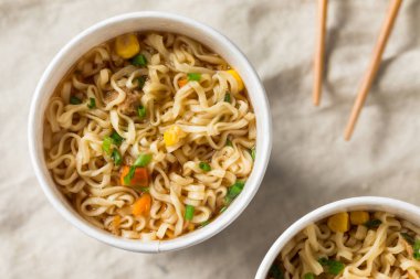 Anlık Ramen erişte sığır eti lezzet ile bir fincan