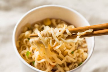 Anlık Ramen erişte sığır eti lezzet ile bir fincan