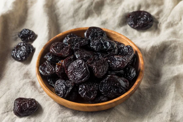 Bir Kase Içinde Ham Organik Kuru Kuru Erik — Stok fotoğraf