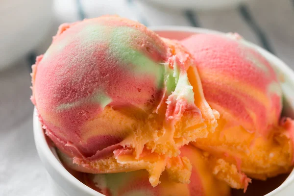 Hausgemachtes Regenbogeneis Sorbet Einer Schüssel — Stockfoto