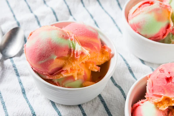 自制彩虹冰淇淋冰糕在碗 — 图库照片