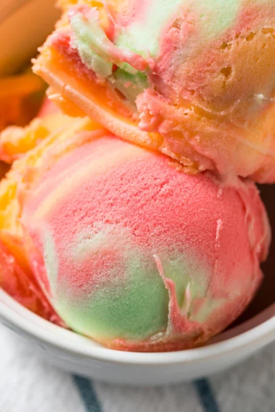 ボウルに自家製レインボー アイス クリーム シャーベット — ストック写真