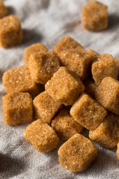 Ham organik kahverengi şeker küpleri hazır kullanım için