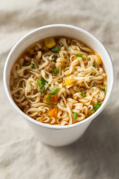 Instant Ramen Noedels Een Kopje Met Rundvlees Smaakstof — Stockfoto