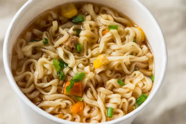 Instant Ramen Noedels Een Kopje Met Rundvlees Smaakstof — Stockfoto