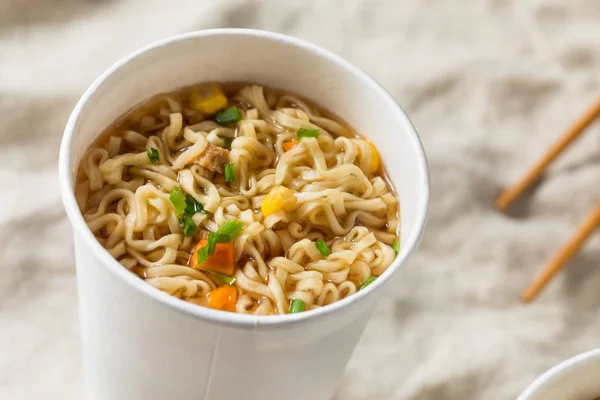 Macarrão Instantâneo Ramen Uma Xícara Com Sabor Carne — Fotografia de Stock