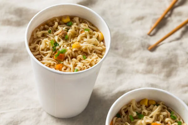 Macarrão Instantâneo Ramen Uma Xícara Com Sabor Carne — Fotografia de Stock