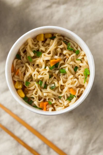 Instant Ramen Noedels Een Kopje Met Rundvlees Smaakstof — Stockfoto