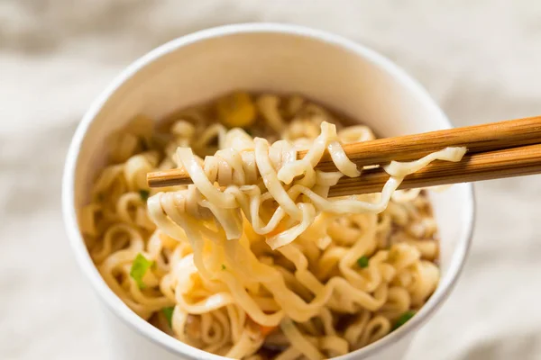 Instant Ramen Noodles Filiżance Wołowiny Przyprawa — Zdjęcie stockowe