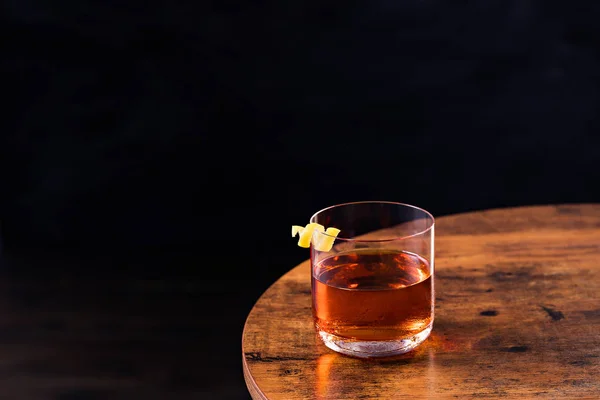 Refrescante Whiskey Sazerac Cocktail Uma Mesa — Fotografia de Stock
