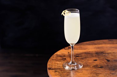 Bir tablo üzerinde Fransızca 75 kokteyl serinletici