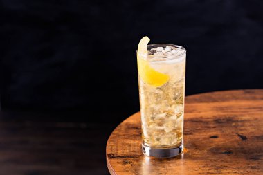 Viski Soda kokteyl bir tablo yenileme