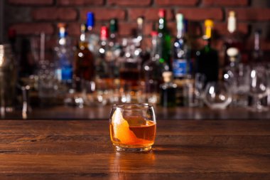 Bir Bar Bourbon eski moda kokteylde yenileniyor