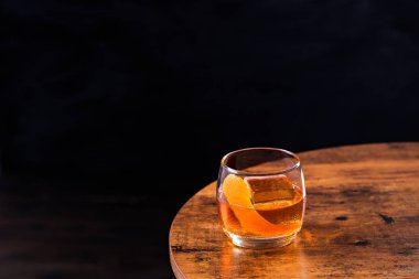 Bir tabloda Bourbon eski moda kokteyl serinletici