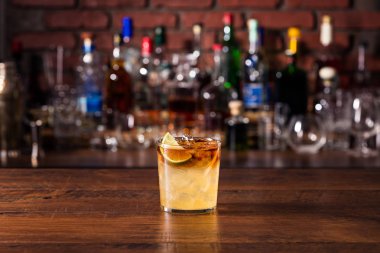 Karanlık ve fırtınalı bir bar kokteyl serinletici