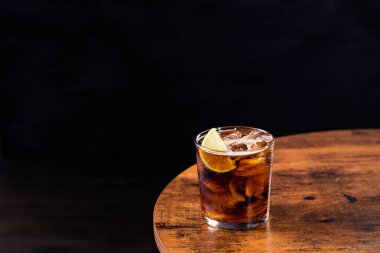 ROM ve Cola kokteyl bir tablo yenileme