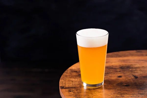 Освежающее Янтарное Пиво Столе — стоковое фото