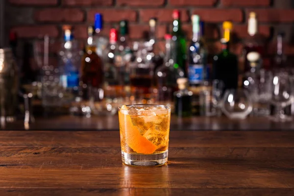Δροσιστικό Bourbon Παλιά Ντεμοντέ Κοκτέιλ Στο Μπαρ — Φωτογραφία Αρχείου