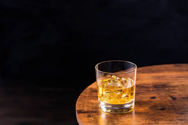 Menyegarkan Whiskey Rock Cocktail Atas Meja — Stok Foto