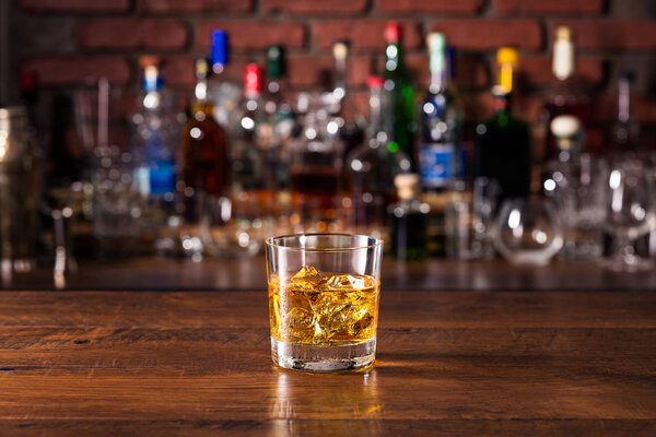 Освежающий коктейль "Виски Рокс" в баре
