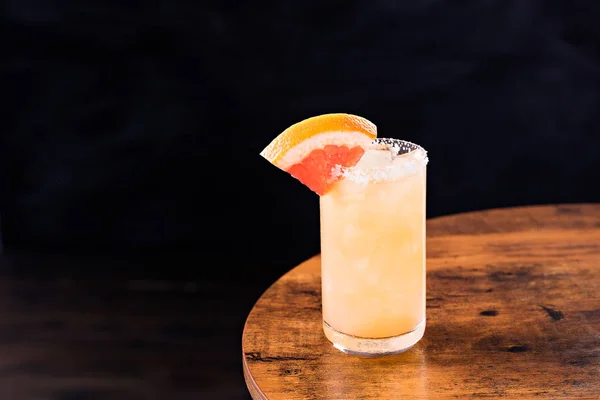 Erfrischender Tequila Paloma Cocktail Auf Einem Tisch — Stockfoto