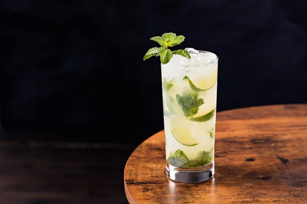 Erfrischender Rum Minz Mojito Cocktail Auf Einem Tisch — Stockfoto