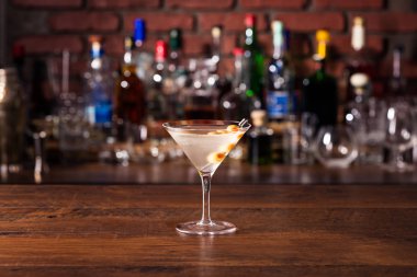 Votka Martini kokteyl zeytin çubuğundaki yenileniyor