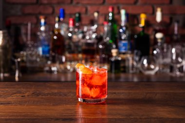 Bir tabloda cin Negroni kokteyl serinletici