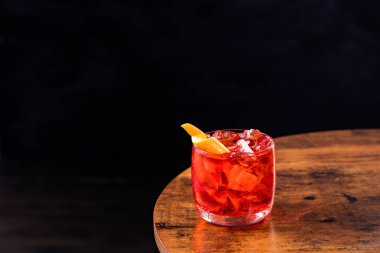 Bir tabloda cin Negroni kokteyl serinletici