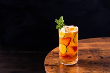 Bir tabloda Pimms Kupası kokteyl serinletici