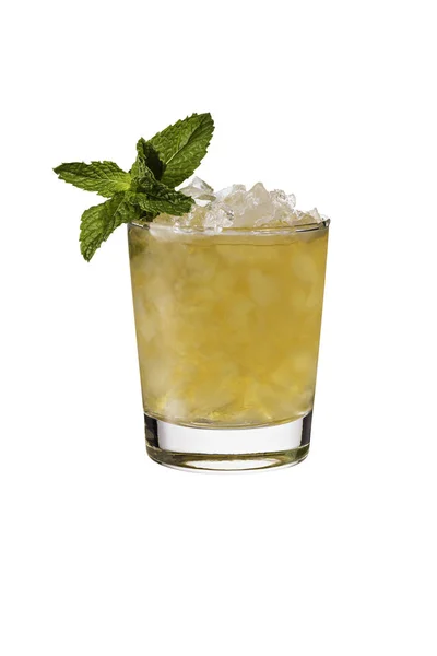 Uppfriskande Bourbon Mint Julep Cocktail Vitt Med Urklippsbana — Stockfoto