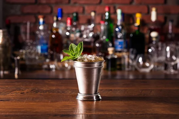 Refrescante Bourbon Mint Julep Cocktail Bar — Fotografia de Stock