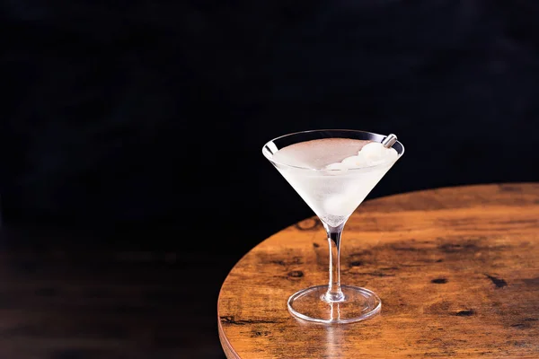 Refrescante Vodka Martini Cóctel Con Cebollas Una Mesa — Foto de Stock