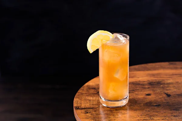 Langer Insel Eistee Cocktail Auf Einem Tisch — Stockfoto