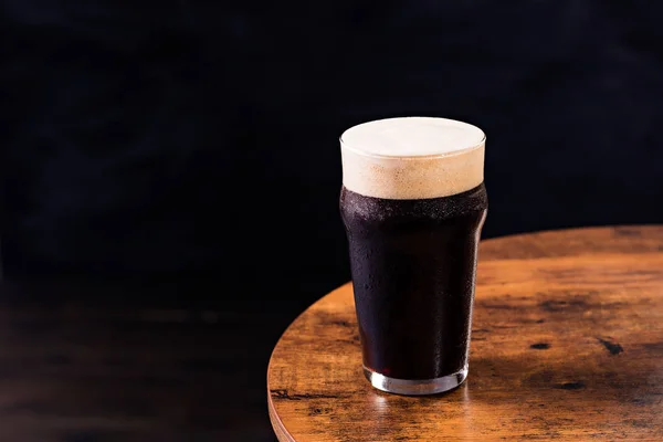 Cerveja Ofício Stout Escuro Refrescante Uma Mesa — Fotografia de Stock