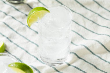 Alkollü tekila ve limonlu gazoz sular