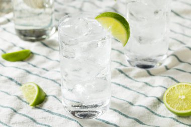 Alkollü tekila ve limonlu gazoz sular