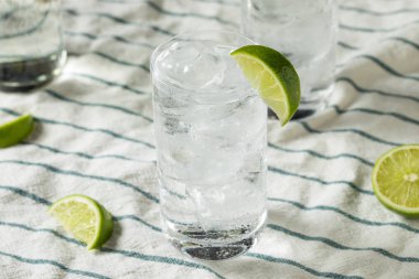 Alkollü tekila ve limonlu gazoz sular