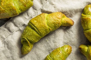 Ev yapımı yeşil çay Matcha ay çöreği yemeye hazır