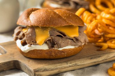 Ev yapımı rosto ve kaşar sandviç kıvrık patates kızartması ile