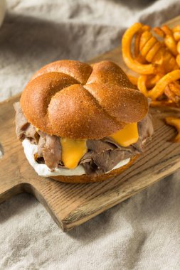 Ev yapımı rosto ve kaşar sandviç kıvrık patates kızartması ile