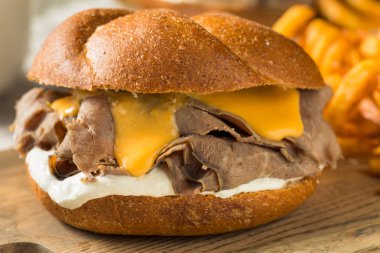 Ev yapımı rosto ve kaşar sandviç kıvrık patates kızartması ile