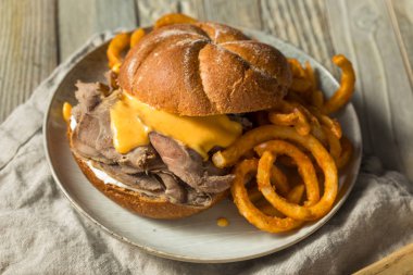 Ev yapımı rosto ve kaşar sandviç kıvrık patates kızartması ile