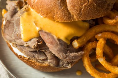 Ev yapımı rosto ve kaşar sandviç kıvrık patates kızartması ile