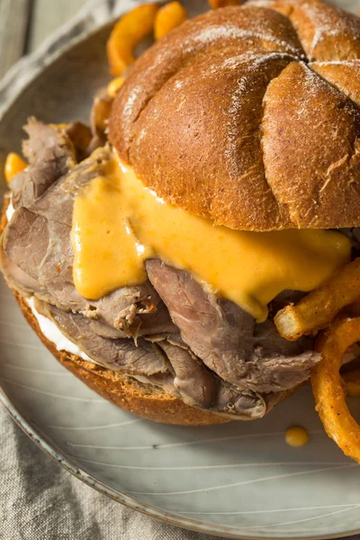 Hausgemachtes Roastbeef Und Cheddar Sandwich Mit Pommes Frites — Stockfoto