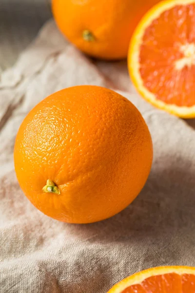 生有機カラカラ オレンジができて食べる — ストック写真