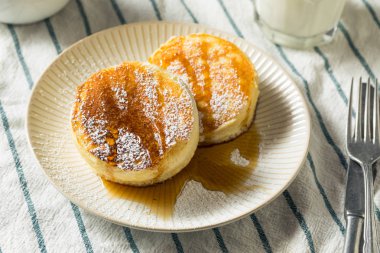 Pudra şekeri ile ev yapımı kabarık Japon gözleme